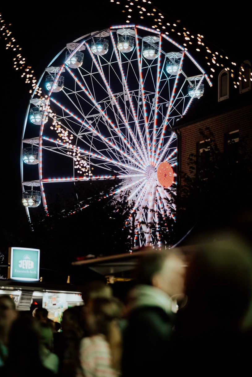 Beleuchtetes Riesenrad beim Altstadtfest Jever